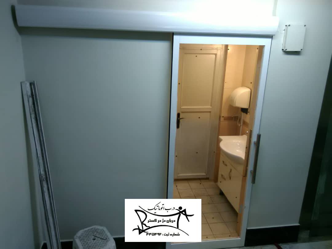 نصب در ساختمان