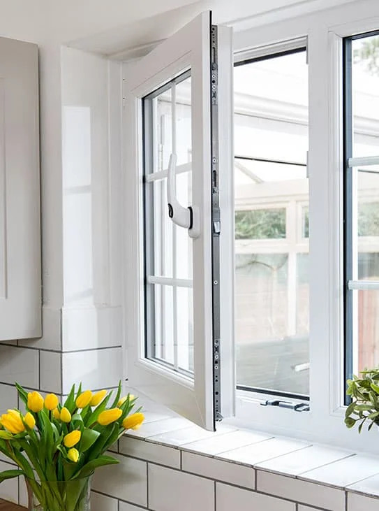 پنجره دوجداره UPVC لولایی